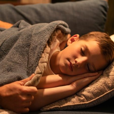 close-up-little-kid-sleeping_23-2149212340 علائم هشداردهنده مثل سوزش، تب و تکرر ادرار