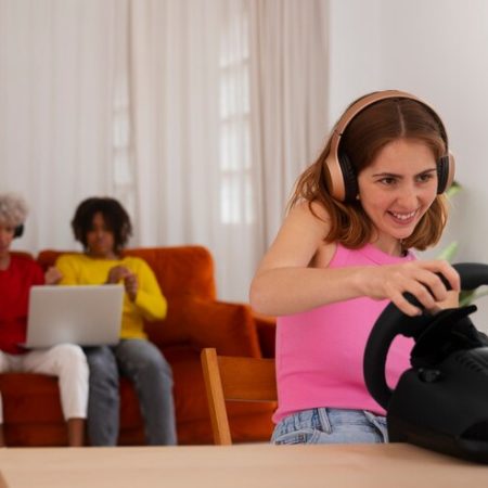 front-view-friends-playing-videogame_23-2150571994 بازیهای آنلاین و تعادل روانی