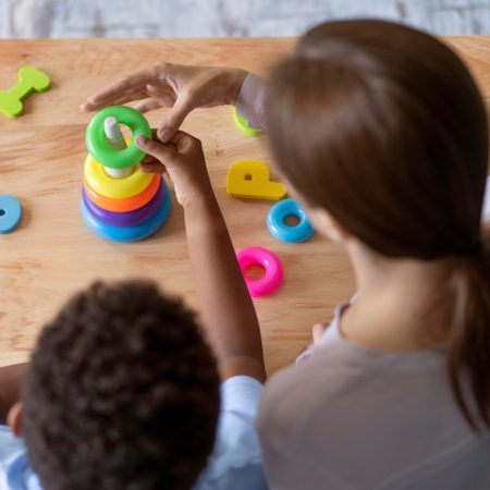 kid-doing-occupational-therapy-session_23-2149091535 مهارتهای اجرایی کودک