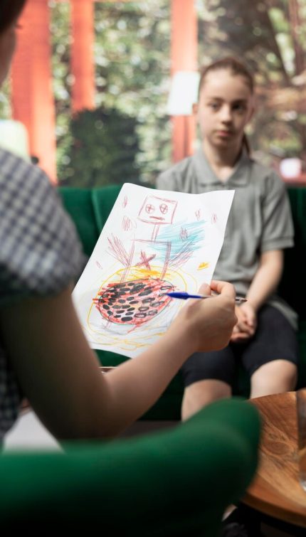 psychologist-reviewing-scary-sinister-sketches-by-troubled-adolescent_482257-106018 سلامت روان نوجوان