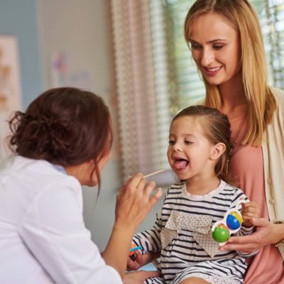 routine-examination-little-girl-s-throat_329181-7675 چه زمانی باید کودک را به پزشک برد