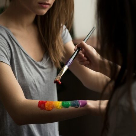 young-woman-painting-rainbow-flag-her-girlfriend-s-hand-with-paintbrush_23-2148126858 تمرکز و توجه پایدار