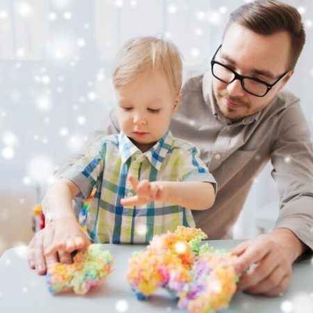 family-childhood-creativity-activity-people-concept-happy-father-little-son-playing-with-ball-clay-home-snow_380164-159803 چرا سن ۴ تا ۵ سالگی دورهای حیاتی است؟