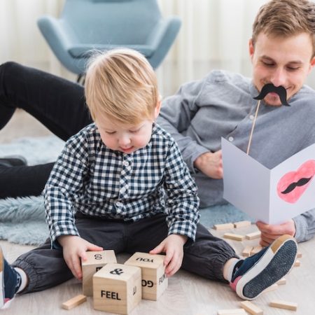 father-son-playing-together-fathers-day_23-2148098900 نقش بازی در رشد شناختی