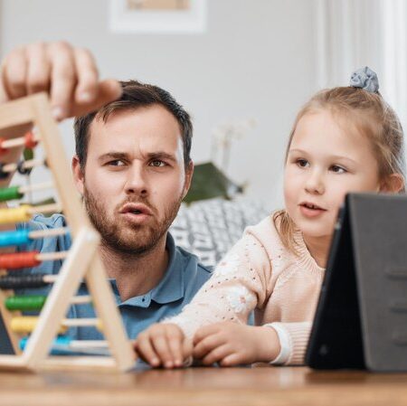 tablet-abacus-father-with-girl-homework-creative-learning-education-development-family-parents-dad-kid-mathematics-counting-numbers-lesson-with-technology-home_590464-224083 راهکارهای عملی برای تقویت رشد شناختی کودک