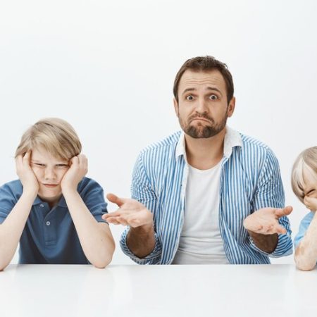 why-sons-are-mad-portrait-clueless-nervous-father-law-sitting-with-two-cute-boys-table_176420-24800 نشانههای OCD در کودکان
